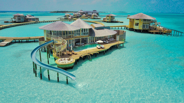 Zum Verkauf steht eine prächtige Villa an den kristallklaren Gewässern der Malediven
